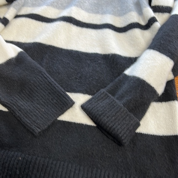 Talbots black/gray/winter white turtleneck sweater.  Size Large. Hi-lo hemline. - Picture 11 of 12